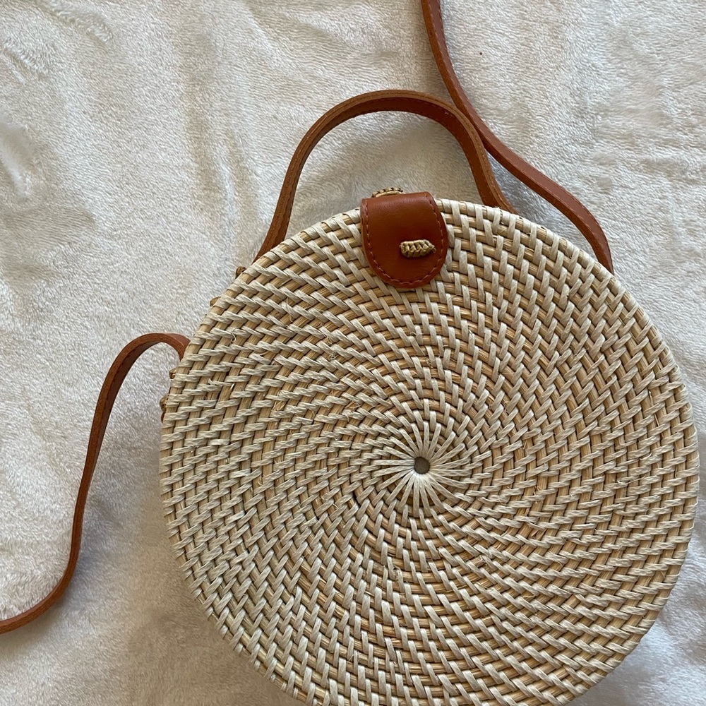 Round Woven Cream and Tan Crossbody Bag 🥥